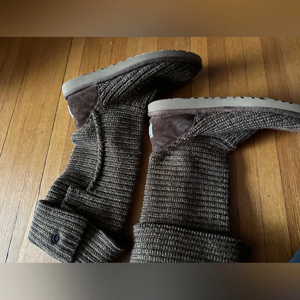Ugg Classic Cardy Boot in Brown, Size 9